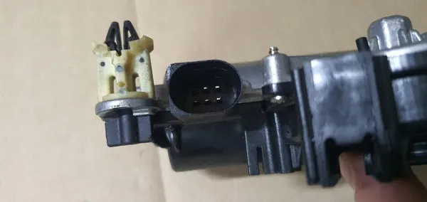 Serrure de coffre OEM 3V5827887A pour Audi A4 Avant image 3