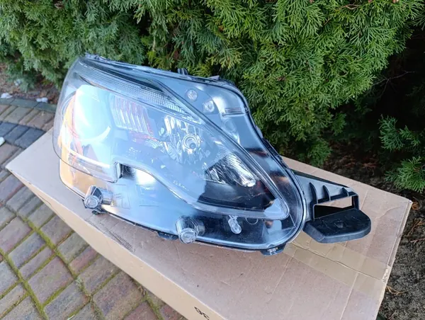 PEUGEOT 208 I LIFT Rechter Voorlamp image 3