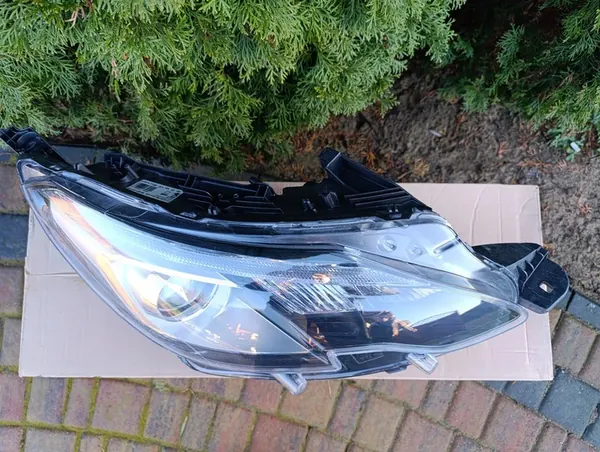 PEUGEOT 208 I LIFT Rechter Voorlamp image 4