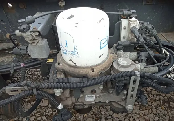 Soupape de base du sécheur d'air OEM 22242663 Volvo FMX image 2