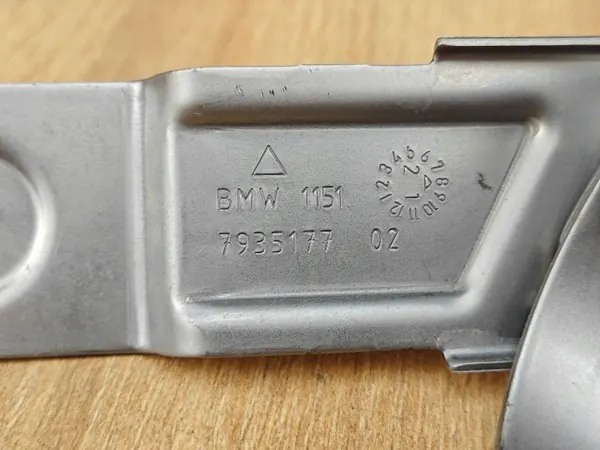 Suporte da Bomba de Água OEM 7935177 para BMW 530i image 4