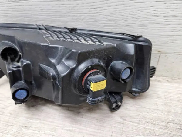 Farol Halógeno Direito Skoda Octavia III 5E0941700F image 7