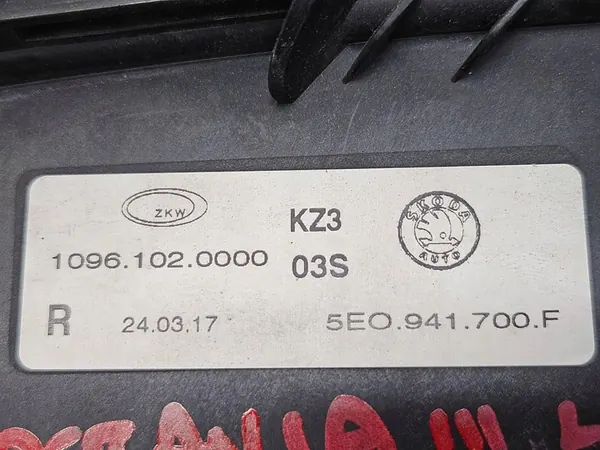 Farol Halógeno Direito Skoda Octavia III 5E0941700F image 8