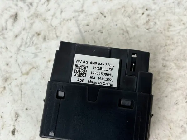 USB-portti Audi A5 2023 OEM 5Q0035726L image 5