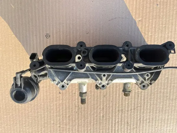 Rampe d'injection Audi A6 C6 3.2L V6 image 2