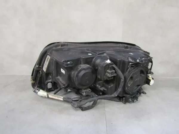 Volvo XC90 Etuvalo Oikea Xenon 06-14 OEM 31111846 image 2