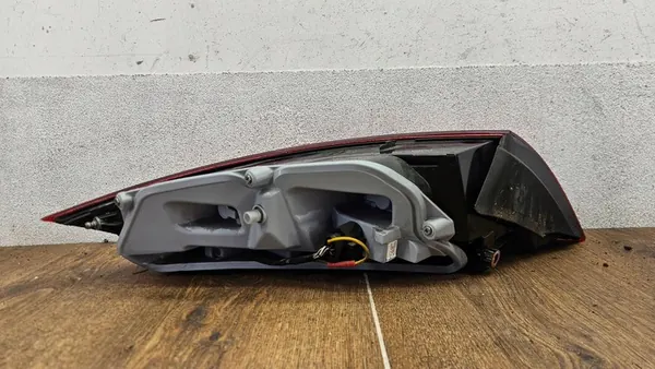 Audi TT Mk2 08- Luz trasera derecha image 5