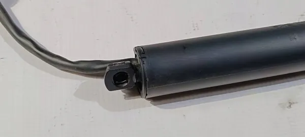 Maserati Levante kofferbakactuator rechts OEM 6701065100 image 3
