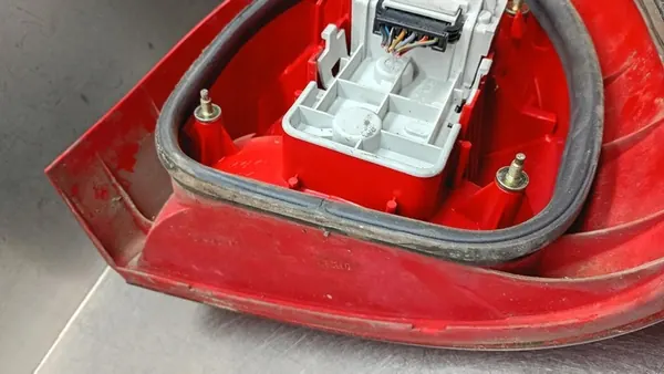 Luz trasera izquierda Audi A3 8L 8L0945257 image 10