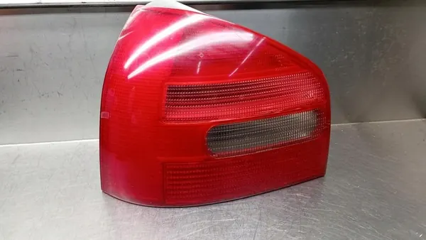 Luz trasera izquierda Audi A3 8L 8L0945257 image 2