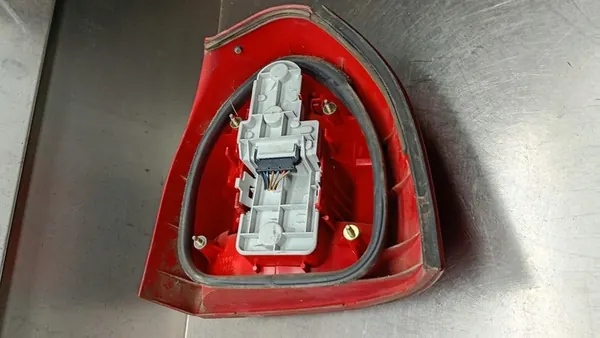 Luz trasera izquierda Audi A3 8L 8L0945257 image 7