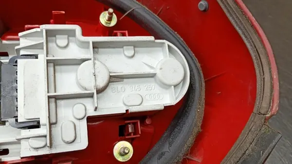 Luz trasera izquierda Audi A3 8L 8L0945257 image 8