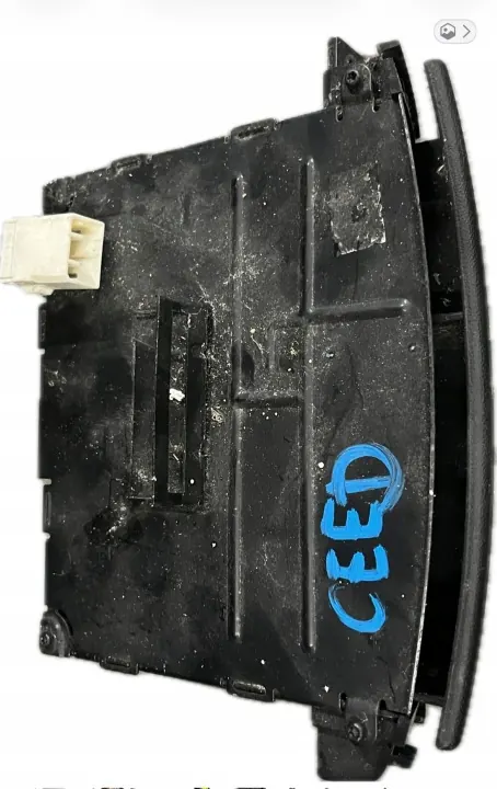 Cenicero Kia Ceed I OEM 84550-1H100 - Usado image 2