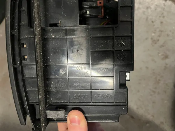 Cenicero Kia Ceed I OEM 84550-1H100 - Usado image 3