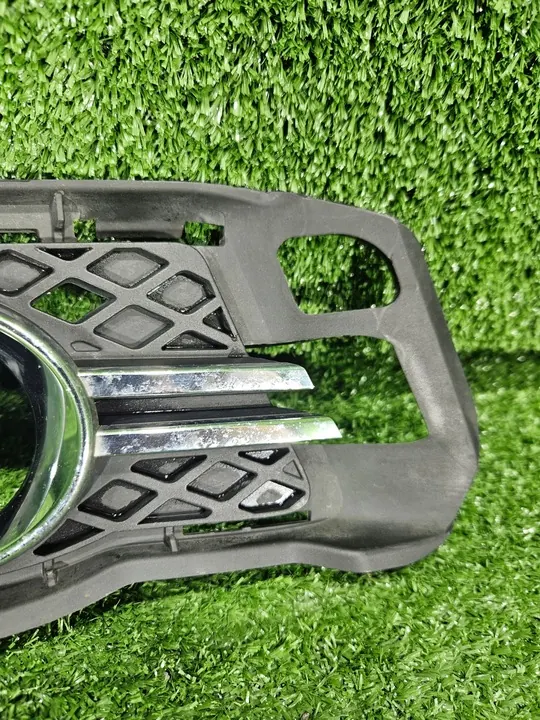 Rejilla de parachoques derecha Mercedes W204 A2048852323 image 3