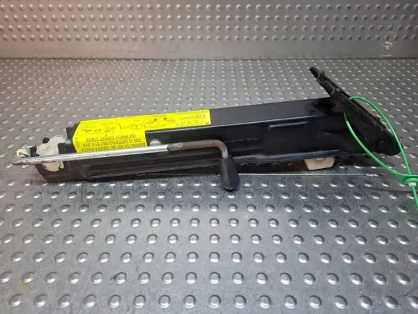 Cric de roue Mercedes OEM S26372976 - État utilisé image 3
