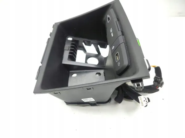 Tomada USB Hyundai Tucson OEM 84632N7703 - Usado image 3