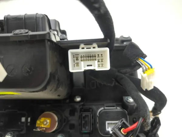 Tomada USB Hyundai Tucson OEM 84632N7703 - Usado image 8