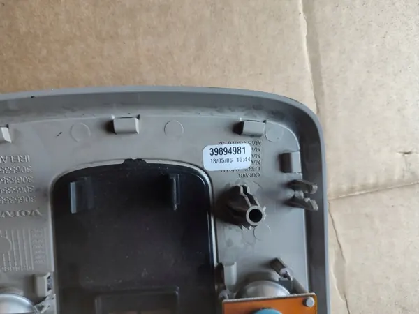 Luz de cabina Volvo V50 OEM 39894981 - Usado image 3