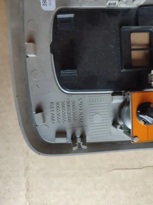 Luz de cabina Volvo V50 OEM 39894981 - Usado image 4
