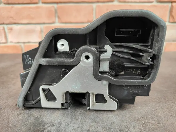 Vänster Framdörrslås 7229461 4 PIN BMW 5 F10 F11 F20 F30 image 3