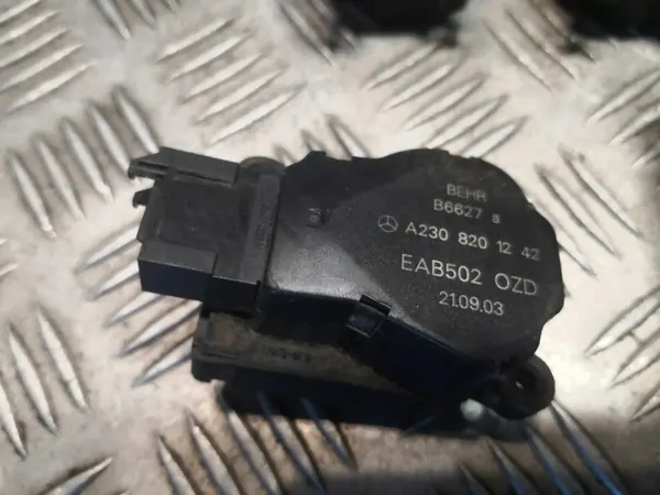 Motor de compuerta Mercedes-Benz OEM A2308201242 - Usado image 3
