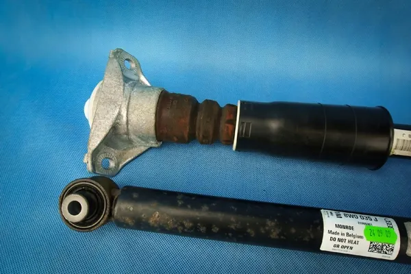 Bakre stötdämpare Audi A4 8W B9 Sedan A5 F5 8W0513035J image 2