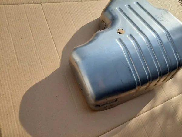 Land Rover Defender L663 AdBlue-tanklock OEM L8B25J236AD image 3