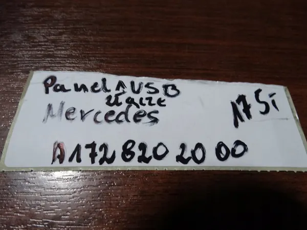 Panel de conexión USB Mercedes image 4