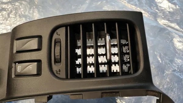 Radio-kehys ritilä OEM 682607479R Renault Trafic III:lle image 3