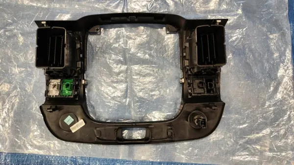Radio-kehys ritilä OEM 682607479R Renault Trafic III:lle image 4