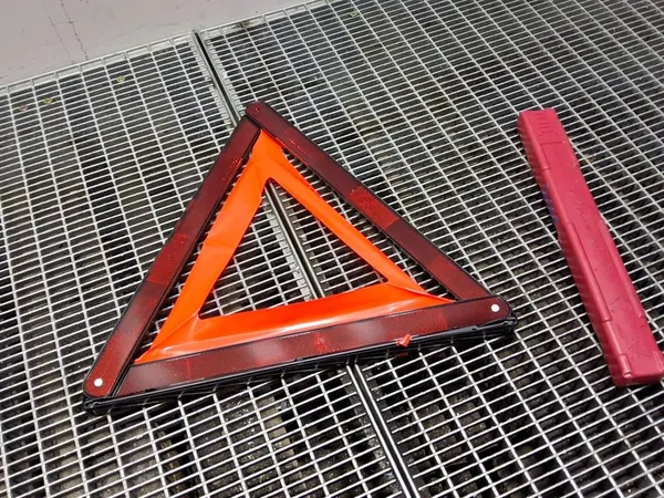 Triângulo de advertência SsangYong Tivoli A1718900097 image 4