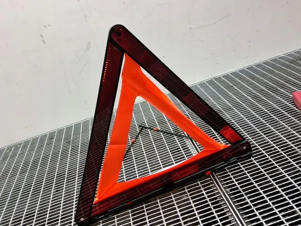 Triângulo de advertência SsangYong Tivoli A1718900097 image 5