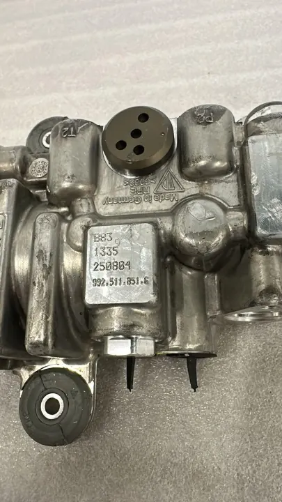 Distribuidor válvulas suspensión trasera Porsche 992 OEM 992511051G image 4