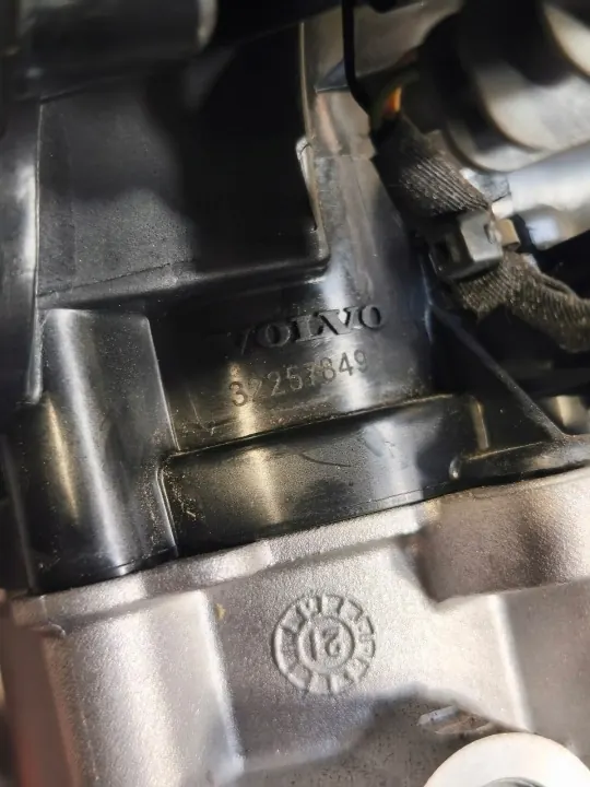 Colector de admisión Volvo XC40II 1.5T Híbrido OEM 32257849 image 8