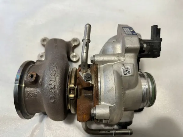Turbocompressor Volvo OE 32257802 Usado - Encaixe Direto image 3