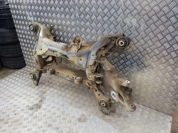Volvo V60 2012 Taka-apukehys OEM T033A image 4