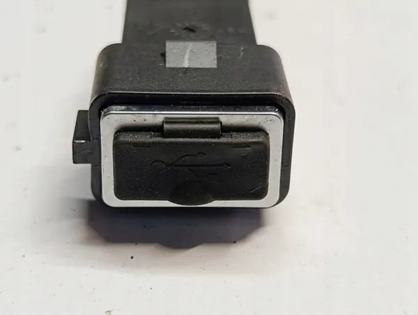 Tomada USB Volvo V40 OEM 8M5T19A164VA - Usado image 2