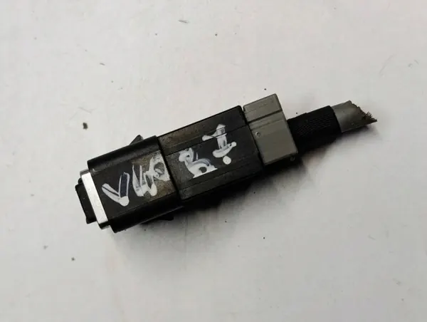 Tomada USB Volvo V40 OEM 8M5T19A164VA - Usado image 5