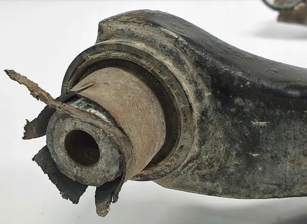 Höger Bakre Kontrollarm VW Passat B5 4B0505312 image 3