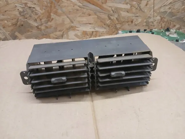 Suzuki Vitara I 1.6 mittventilationsgallret OEM image 2