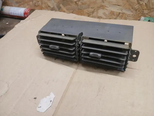 Suzuki Vitara I 1.6 mittventilationsgallret OEM image 3
