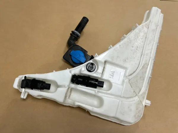 Audi Q8 4M ruitenwisservloeistoftank OEM 4M0955448B image 2