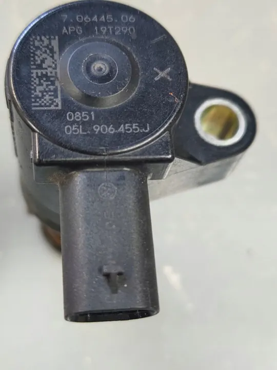AUDI A4 B9 8W A5 F3 Öljynpaineanturin venttiili 05L906455J image 5