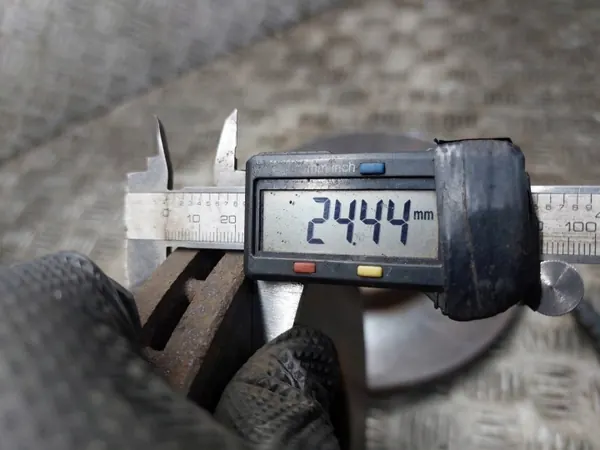Bromsskivor + Belägg + Bromsok Fram OEM VW Touran image 5