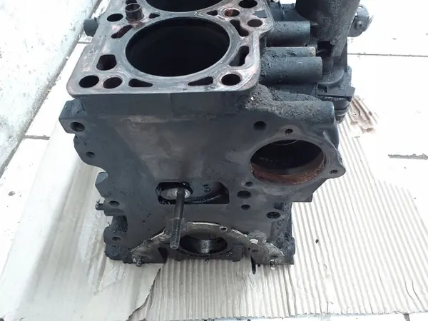 Bloque motor Skoda Octavia Mk2 usado OEM BLS image 3