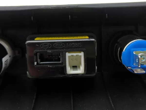 Porta USB Kia Niro 2021 OEM 84632-Q4910 image 5