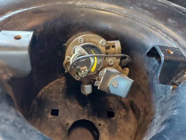 LPG-tank 47L OEM CZYTAJ OPIS Underrede montering image 4