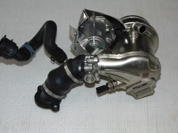EGR-Jäähdytin VW PASSAT B8 OEM 05L131512D image 4