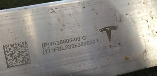 Tesla Model Y Voorbumper Balk OEM 1636605-00-C image 3